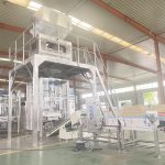 Unu aro aŭtomata 1-3.5kg lesiva pulvora pakmaŝino preta por liveraĵo.